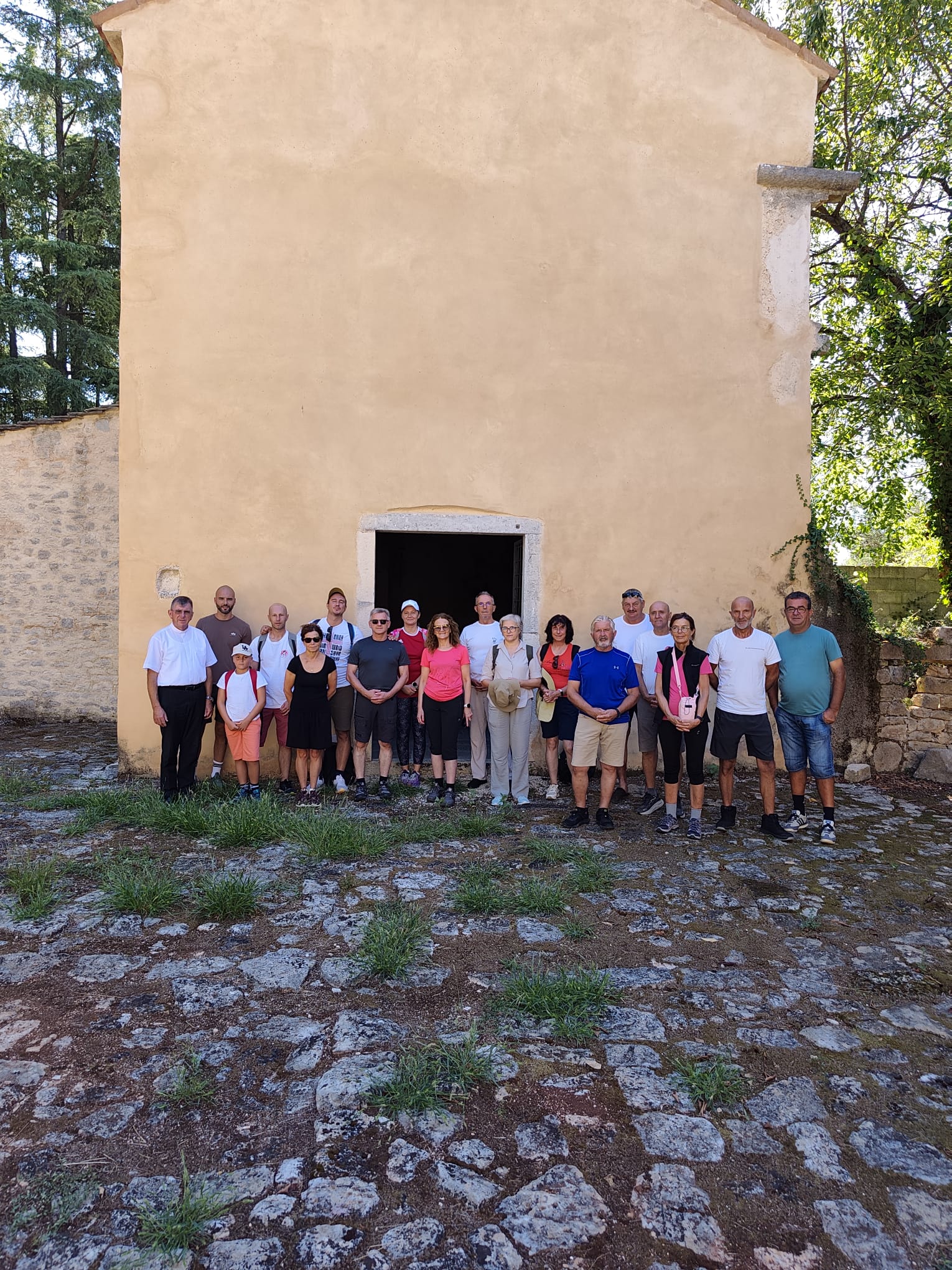 Hodočasnici iz Samostana Sv. Mihovila nad Limom (Kloštar) krenuli prema Svetvinčentu Hodočasnici iz Samostana Sv. Mihovila nad Limom (Kloštar) krenuli prema Svetvinčentu